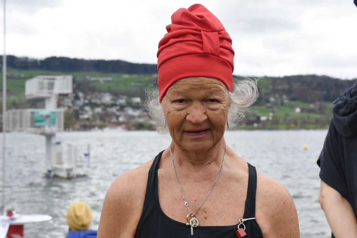 Yvonne Zürrer ( Zürich) hat extra «geübt» und wünscht sich, dass es den Anlass noch ein paar Jahre gibt. Am 1.April 2024 in der Badi Uster fand das Blaueierschwimmen statt.